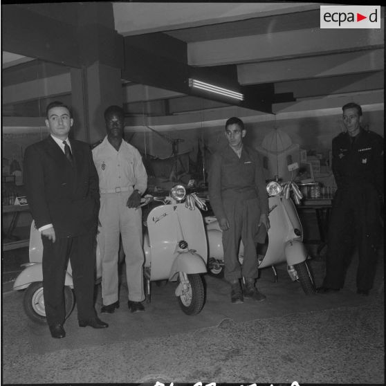 Remise de vespas à trois militaires. [Description en cours]