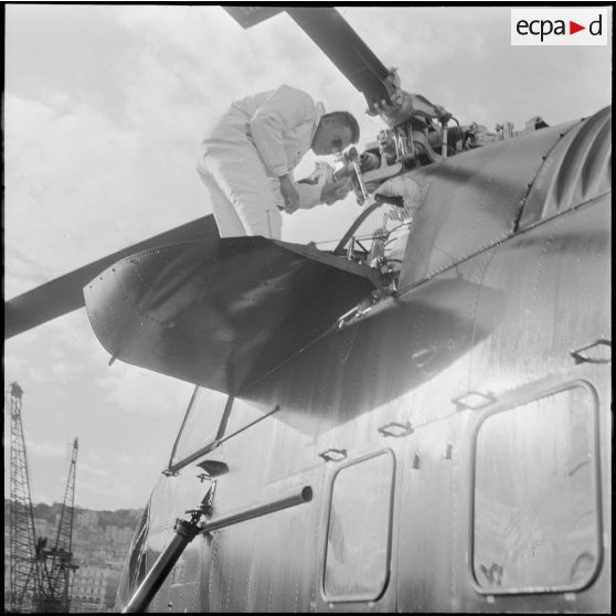 Sikorsky S-58 sur un porte-avions. [Description en cours]