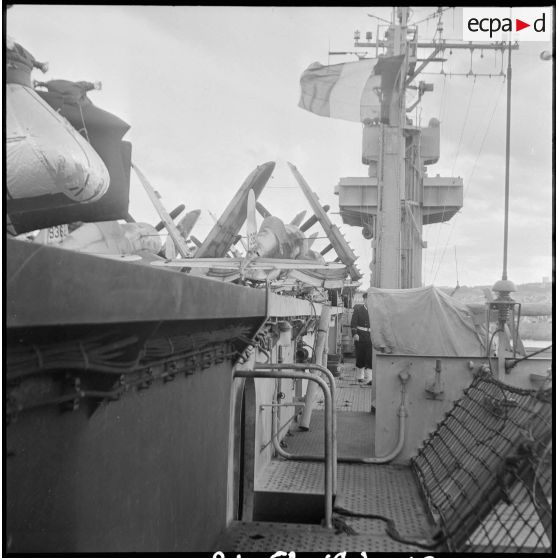 Appareils sur le pont d'un porte-avions. [Description en cours]