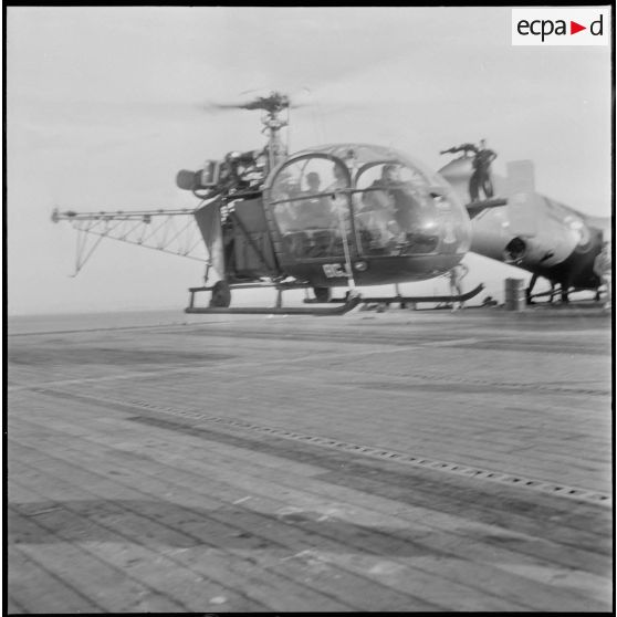Un hélicoptère Alouette II en vol. [Description en cours]