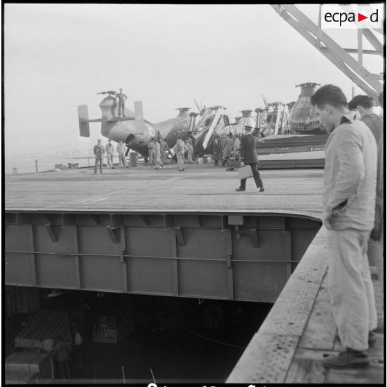 Appareils sur le pont d'un porte-avions. [Description en cours]