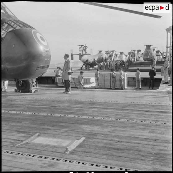 Appareils sur le pont d'un porte-avions. [Description en cours]