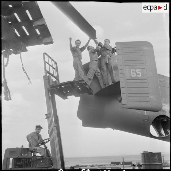 Intervention sur un hélicoptère. [Description en cours]