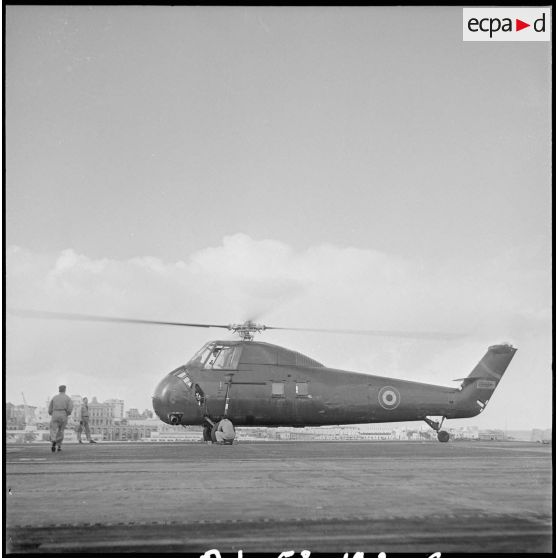 Sikorsky S-58 sur un porte-avions. [Description en cours]