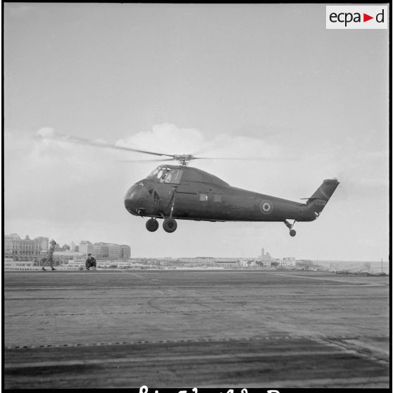 Sikorsky S-58 sur un porte-avions. [Description en cours]