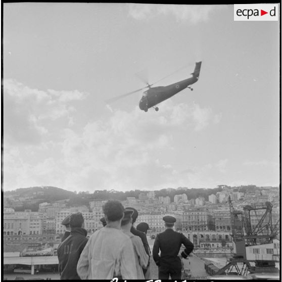 Sikorsky S-58 sur un porte-avions. [Description en cours]
