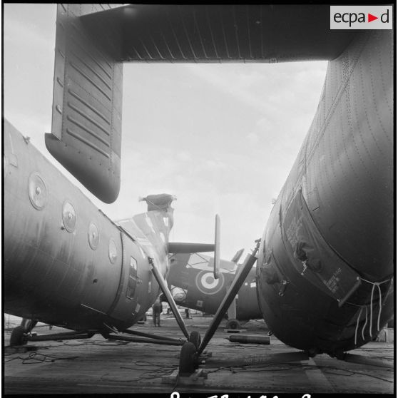 Appareils sur le pont d'un porte-avions. [Description en cours]