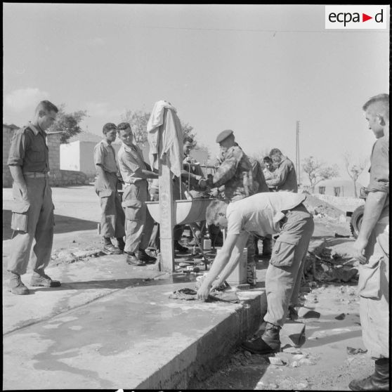 Opération djebel Mandra dans le secteur de Bir-el-Ater avec la 3e CP du 4e REI. [Description en cours]