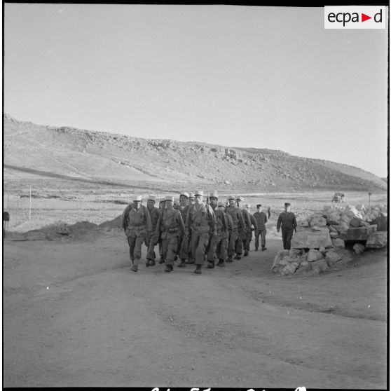 Opération djebel Mandra dans le secteur de Bir-el-Ater avec la 3e CP du 4e REI. [Description en cours]