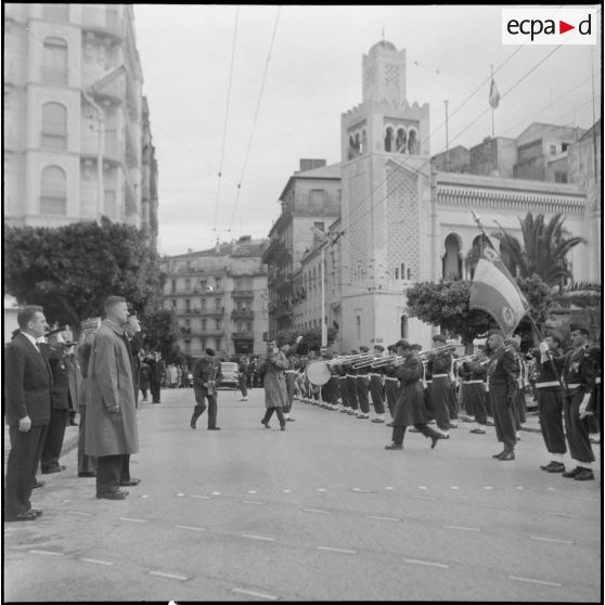Cérémonie devant le monument aux morts d’Alger. [Description en cours]