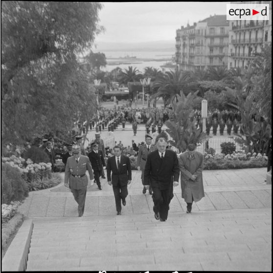 Cérémonie devant le monument aux morts d’Alger. [Description en cours]