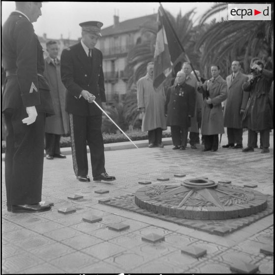 Cérémonie devant le monument aux morts d’Alger. [Description en cours]