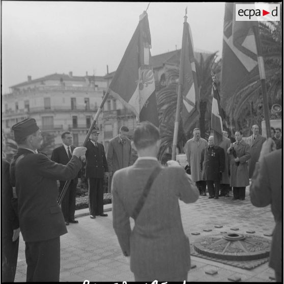 Cérémonie devant le monument aux morts d’Alger. [Description en cours]