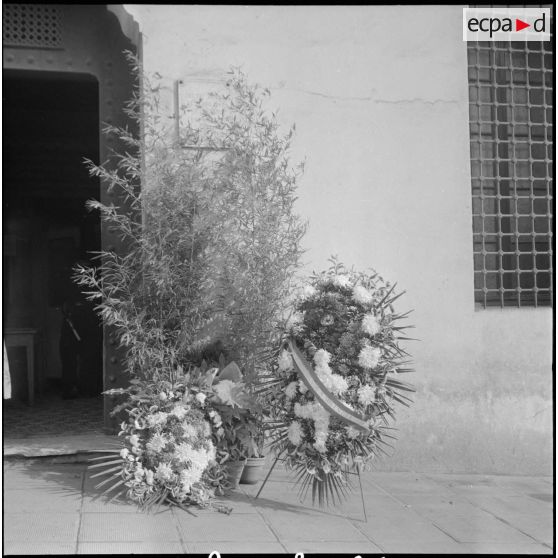 Cérémonie devant le monument aux morts d’Alger. [Description en cours]