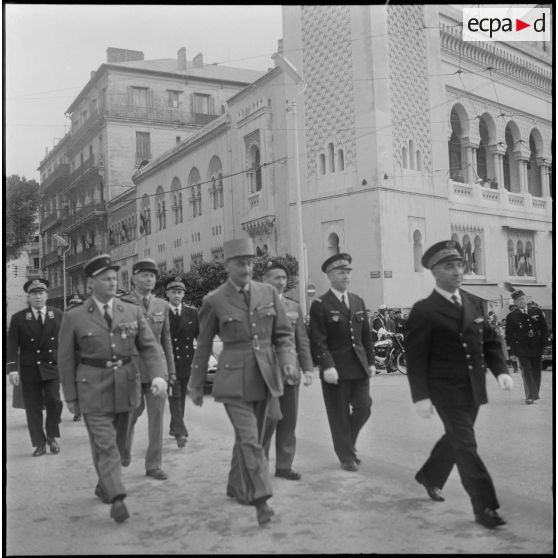 Cérémonie devant le monument aux morts d’Alger. [Description en cours]