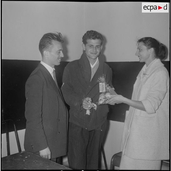 Visite aux blessés de l'hôpital Maillot. [Description en cours]