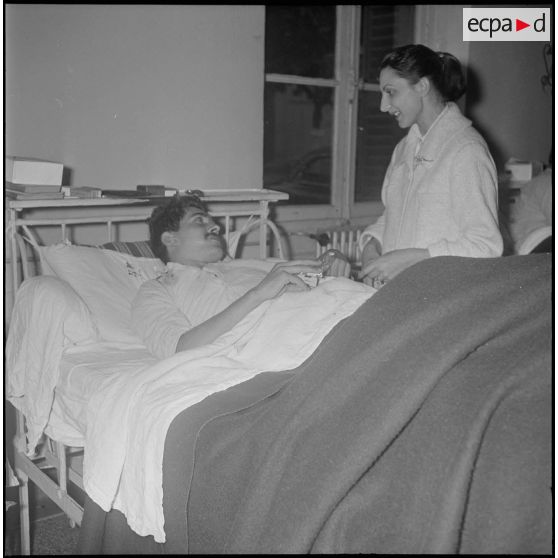 Visite aux blessés de l'hôpital Maillot. [Description en cours]