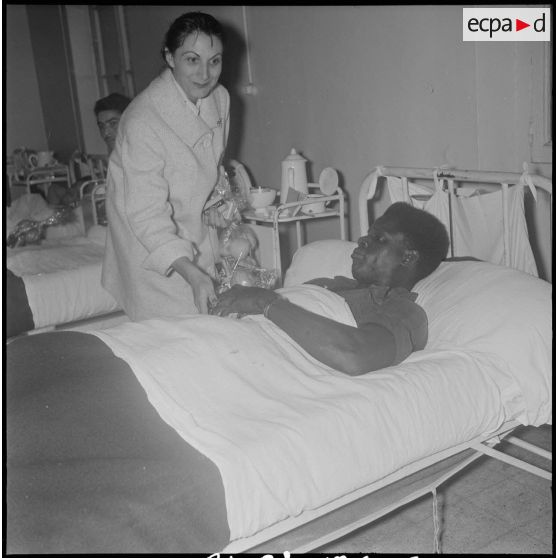 Visite aux blessés de l'hôpital Maillot. [Description en cours]