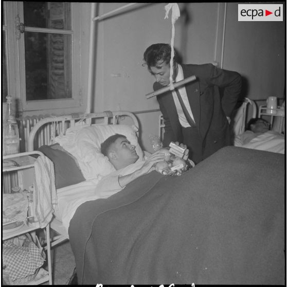 Visite aux blessés de l'hôpital Maillot. [Description en cours]