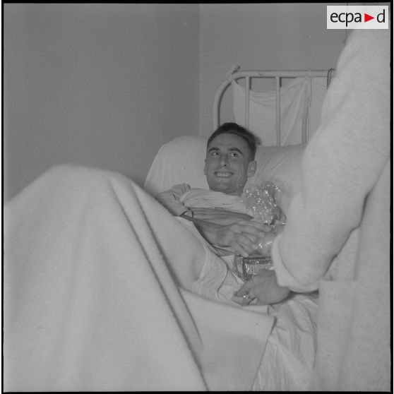 Visite aux blessés de l'hôpital Maillot. [Description en cours]