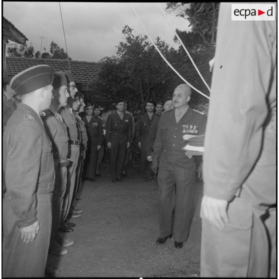 Une prise d'armes. [Description en cours]