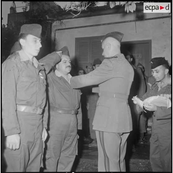 Une prise d'armes. [Description en cours]