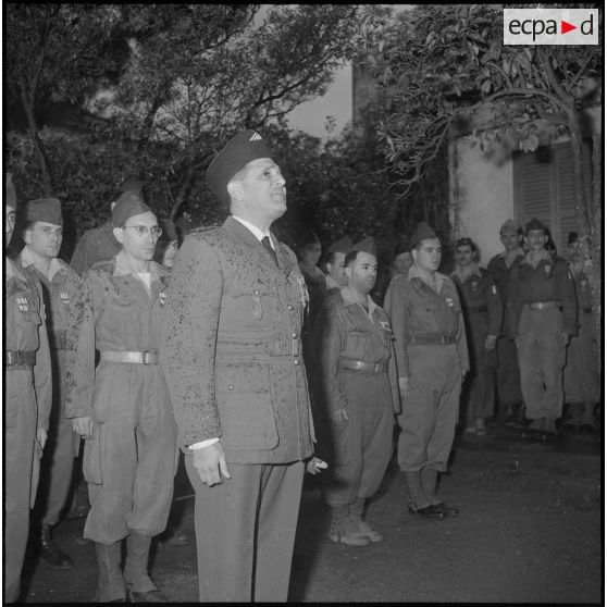 Une prise d'armes. [Description en cours]