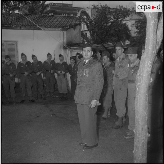 Une prise d'armes. [Description en cours]