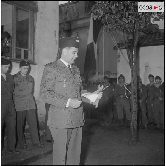 Une prise d'armes. [Description en cours]