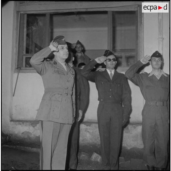 Une prise d'armes. [Description en cours]