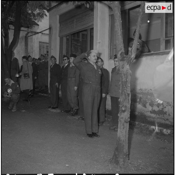 Une prise d'armes. [Description en cours]