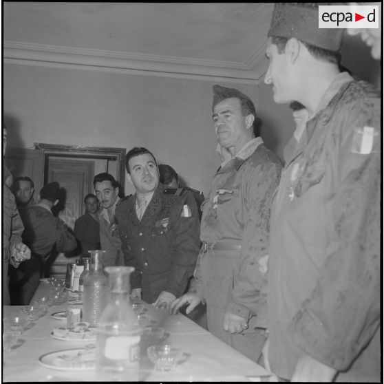 Une prise d'armes. [Description en cours]