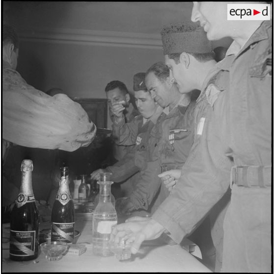 Une prise d'armes. [Description en cours]