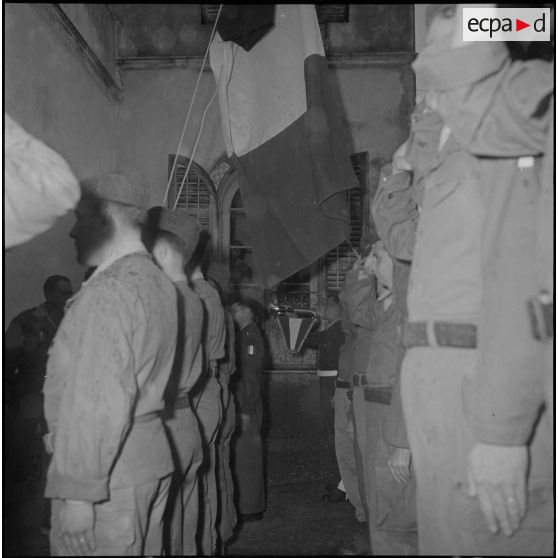 Une prise d'armes. [Description en cours]