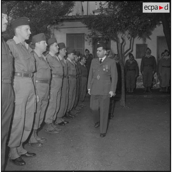 Une prise d'armes. [Description en cours]