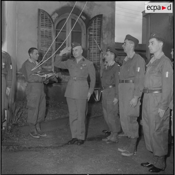 Une prise d'armes. [Description en cours]