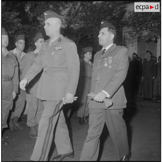 Une prise d'armes. [Description en cours]