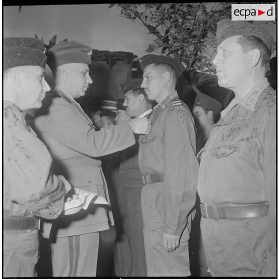 Une prise d'armes. [Description en cours]