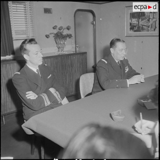 Conférence de presse à bord du « Chateaubriand » par l’amiral Barthelemy. [Description en cours]