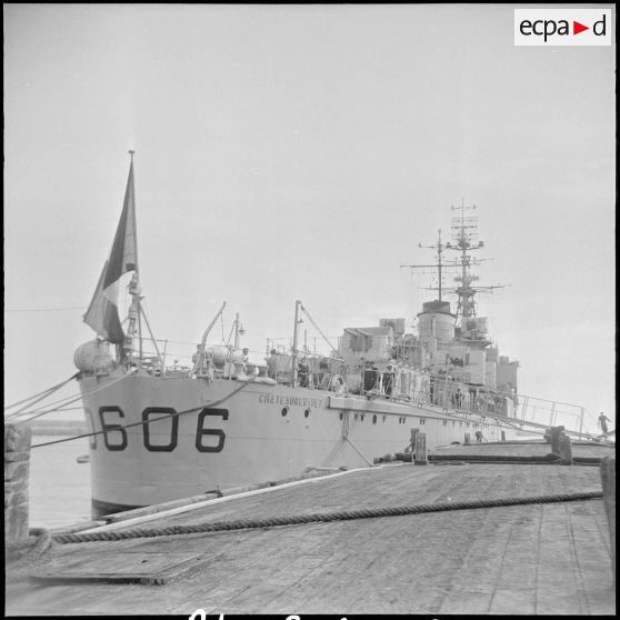 Le croiseur "Chateaurenault" à quai. [Description en cours]