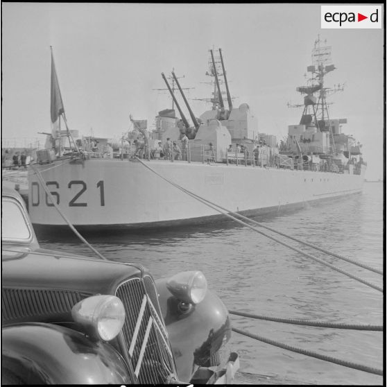 L'escorteur d'escadre "Surcouf" à quai. [Description en cours]