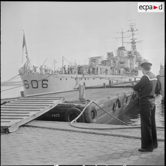 Le croiseur "Chateaurenault" à quai. [Description en cours]