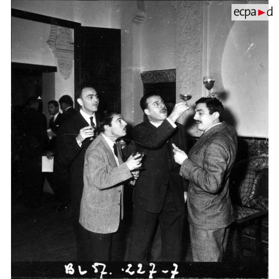 Cocktail Philips à l'hôtel Saint-Georges. [Description en cours]