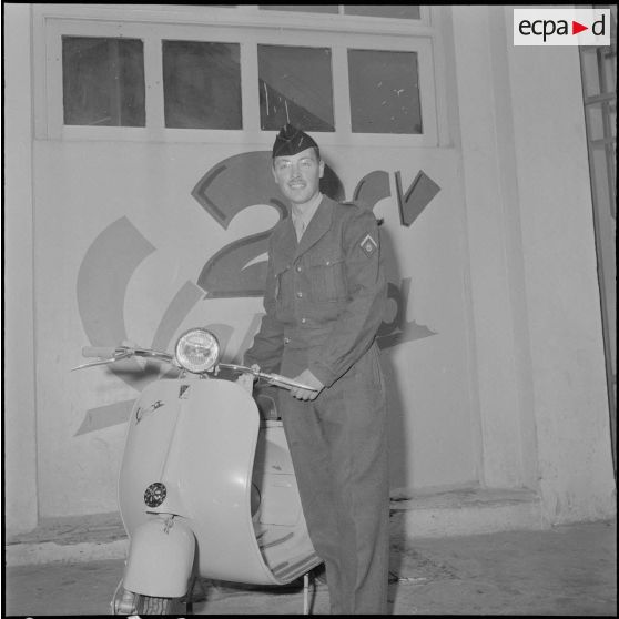 Le gagnant d'un concours reçoit son prix. [Description en cours]