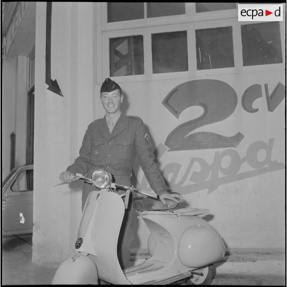 Le gagnant d'un concours reçoit son prix. [Description en cours]