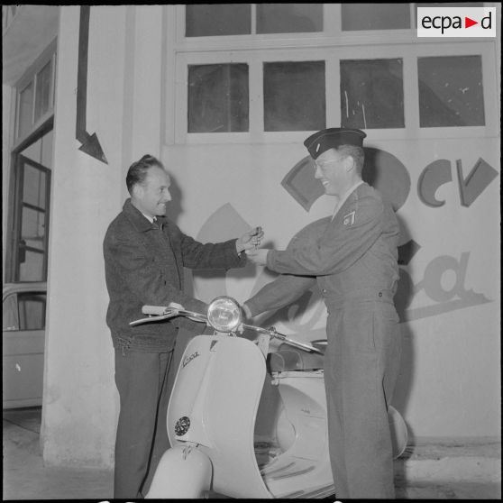 Le gagnant d'un concours reçoit son prix. [Description en cours]