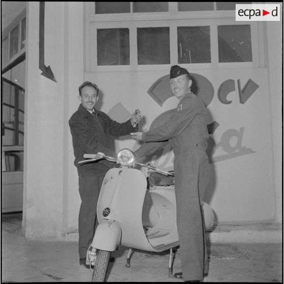 Le gagnant d'un concours reçoit son prix. [Description en cours]