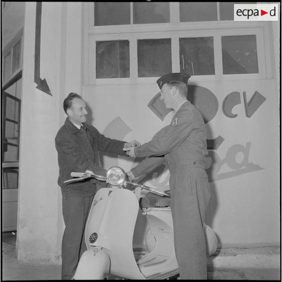 Le gagnant d'un concours reçoit son prix. [Description en cours]