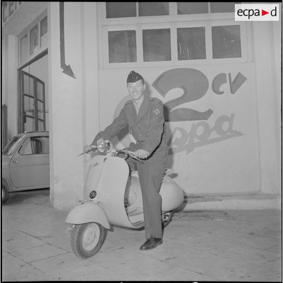 Le gagnant d'un concours reçoit son prix. [Description en cours]