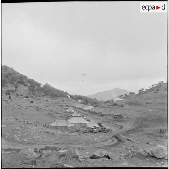 Vie quotidienne dans un poste de montagne. [Description en cours]